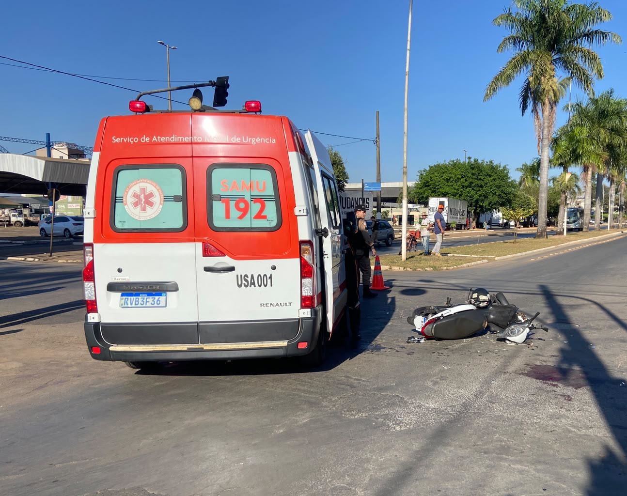 Motociclista fica gravemente ferido em acidente com caminhonete em Patos de Minas