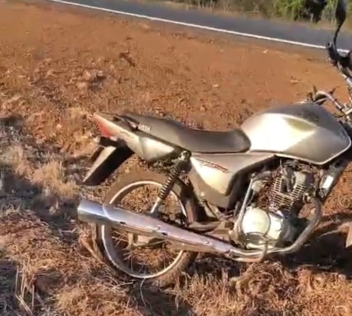 Motociclista fica ferido após acidente na MG-410, em Presidente Olegário; passageira sofreu escoriações