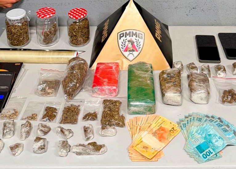 Após denúncias de delivery de drogas, homem acaba preso com maconha e dinheiro quando seguia para mais uma entrega