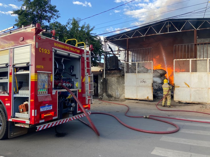 Incêndio atinge depósito de materiais recicláveis no centro de Patos de Minas